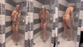 une bonne douche pour se reveiller, et s amuser un peu