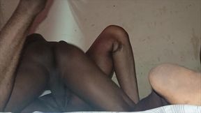 un gros cul est baise par un bite noire jusqu a ce qu elle jouir
