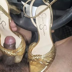 mechanic found gold heels in customer backseat