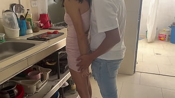 mi cu&ntilde_ada me espera sin pantaletas porque sabe que me la vengo a coger, mientras le prepara el almuerzo a mi hermano yo me la cojo bien rico y la pongo a mamarlo