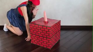 Mujer nerd mario cosplayer montando un gran consolador