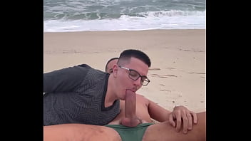 O nerdzinho da escola sofrendo na pica do macho h&eacute_tero pauzudo