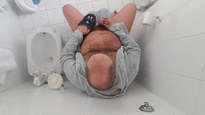 gg records himself while he pees and masturbates using his filp-flops
