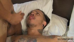 johnny louis pede uma massagem nos pes para henrique garcia e tudo acaba em trepada