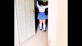 Me Cojo a Escondidas a una Estudiante en el Ba&ntilde_o del Colegio