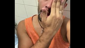 TEVE FILA NO BOX PARA ME DA LEITE NO BOX DO BANHEIRO DO METR&Ocirc_ NA MADRUGADA.