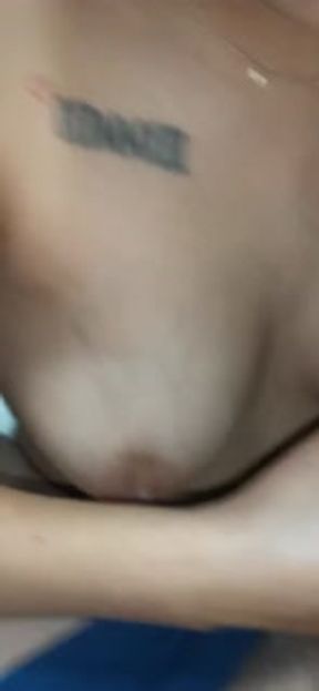 le hago una rica mamada a mi vecino y se corre en mi cara 🤤