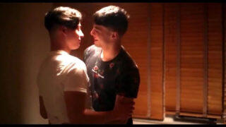 Hete, slanke Amerikaanse twinks die piemels zuigen voordat ze anaal worden gepenetreerd zonder condoom.