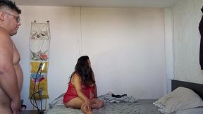 mi esposa embarazada de rojo detras de camara