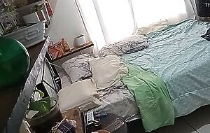 Milf madurita haciendo limpieza en su cuarto 1