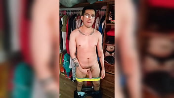 Hetero tatuado verg&oacute_n se desnuda lentamente hasta terminar jalandose su vergota gruesa de 18cm