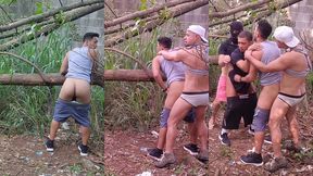 encontrei 4 homens de pau duro a procura de passivo gay para comer. ofereci meu cu para todos os 4 homens dotado na floresta