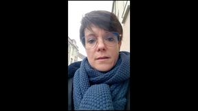 j arrive dans la rue ou je dois visiter l appartement ... je vois au loin un ...