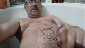 Пидор писает себе в рот