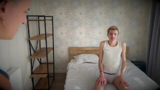 Stefar får tatovert stesønnens store pikk uten kondom i amatør trekant blowjob cumshot