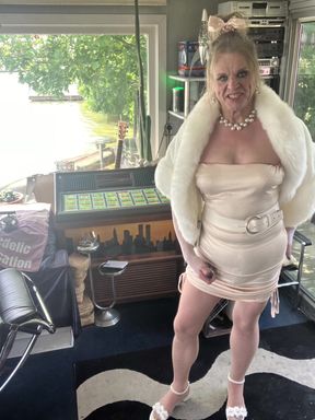 Trudi Sophisto - She dresses to please