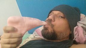 realizando podolatria com pes da minha boneca inflavel sayaka