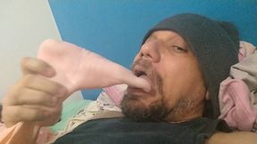 realizando podolatria com pes da minha boneca inflavel sayaka