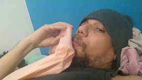 realizando podolatria com pes da minha boneca inflavel sayaka
