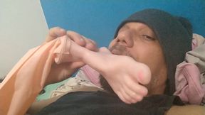 realizando podolatria com pes da minha boneca inflavel sayaka
