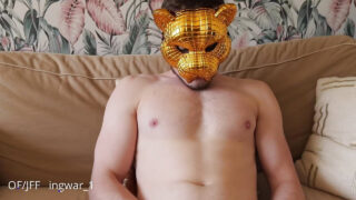 Młodzi biali faceci z wielkimi kutasami podczas amatorskich fellatio, pierdolenia bez zabezpieczenia i wytrysków