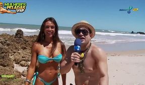 Panicats Juju Salimeni e Nicole Bahls na praia de nudismo