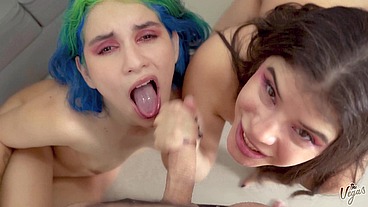 Estas otakus lesbianas se pusieron tan cachondas que se la mamaron al camarografo!