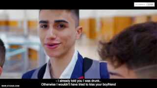 Uniformerte college-kjekkaser Ron Negba, Nathan Luna og Trent Benz idioter massive kuker, deretter bareback pund rumper til cumshot