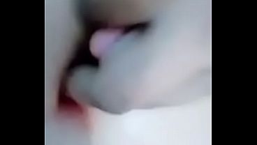 me excita verla como juega con su ombligo