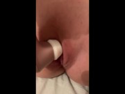 Française se touche la chatte toute mouille et se fait doigter