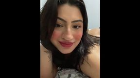 Gostosa rabuda exibindo o pezinho muito safadinha