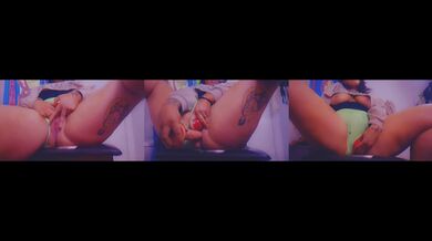 Lonely girl plays and fucks herself