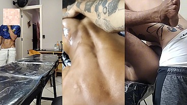 Veio só pra tatuar a bunda e saiu com ela aberta e cheia de leite
