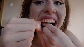 I clean my teeth with dental floss