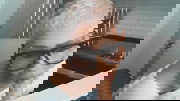 Short haired mature woman fucks her dildo