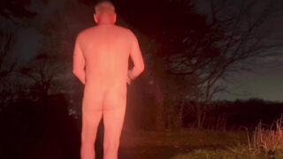 Vidéo amateur publique : Un amateur gay britannique se masturbe en solo.