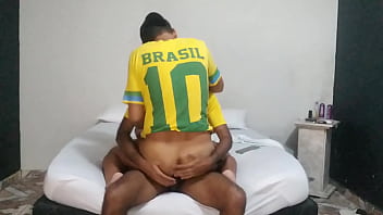 Chamei o Novinho Pra Ver o Jogo do Brasil e Ele Comeu Meu Cuzinho Com For&ccedil_a - Leitou Gostoso Dentro - Copa do Mundo 2022