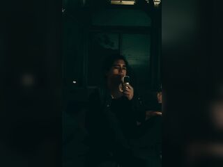 Slutty Argentinian sings “Creep” by Radiohead.