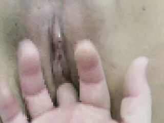 寝取られ大好女子。ドMだから手マンで大量潮吹きでベッドがびしゃびしゃ！