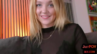 Regardez cette pute anale en POV sucer une bite puis se faire défoncer le cul serré.