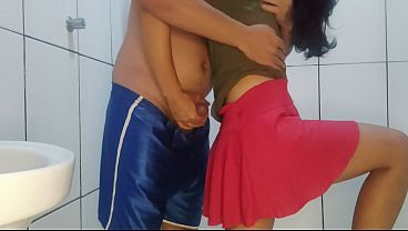 Fodendo a empregada gostosa no banheiro e gozando tudo dentro da buceta dessa magrinha de sanh