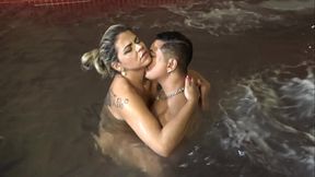 Nicole Ara&uacute_jo apronta dentro da piscina