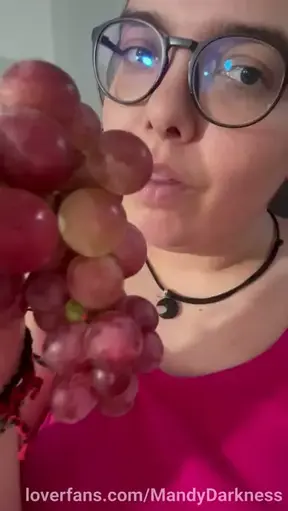 Jugamos al juego de lo prohibido?? 😏🍇 Tu me dices en comentarios por qué no deberías estar aquí y yo te regalo una fotito exclusiva 😘