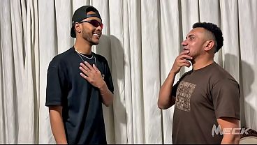 Encontrei uma loira safada cheia de tes&atilde_o no banheiro, chamei uma amigo para resolver o problema dela.(VIDEO COMPLETO NO RED)