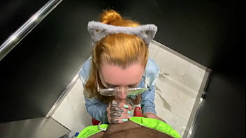 Coloquei a vizinha pra mamar gostoso e peguei de quatro dentro do elevador