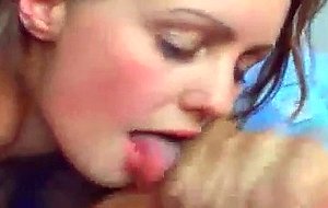 Jolie teen de 18 ans doll face se prend une ejac!
