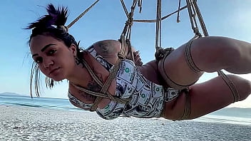 Novinha amarrada com tes&atilde_o