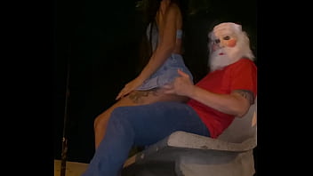 PAPAI NOEL COMENDO O CUZINHO DA NOVINHA NA PRA&Ccedil_A