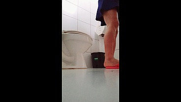 INCREIBLE!! LA MEJOR DOCTORA SE PONE A FOLLAR CON SU JEFE EN EL BAÑO PUBLICO