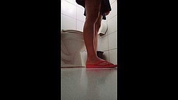 INCREIBLE!! LA MEJOR DOCTORA SE PONE A FOLLAR CON SU JEFE EN EL BAÑO PUBLICO